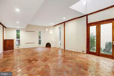 Living - 228 9th St SE, Washington, DC 20003 photo 5 of 9