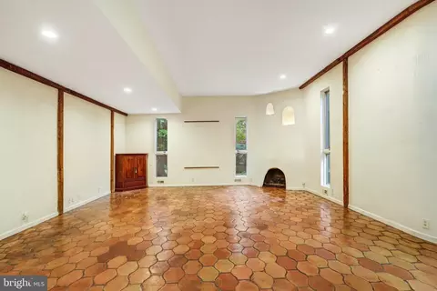 Living - 228 9th St SE, Washington, DC 20003 photo 4 of 9
