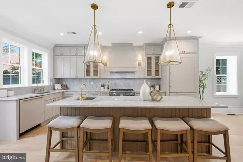 4611 43rd Pl NW, Washington, DC 20016