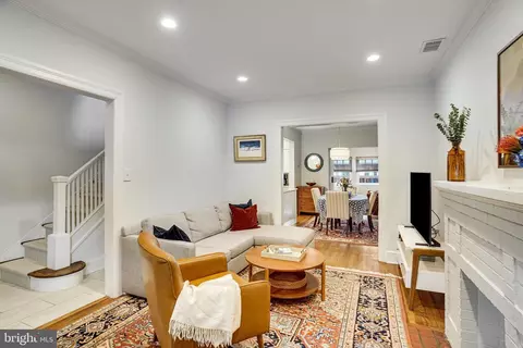 2417 Huidekoper Pl NW, Washington, DC 20007