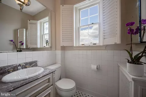 Bath - 2737 Devonshire Pl NW #418, Washington, DC 20008 photo 2 of 3