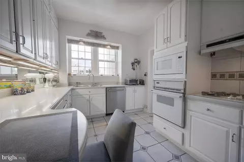 Kitchen - 2737 Devonshire Pl NW #418, Washington, DC 20008 photo 3 of 3