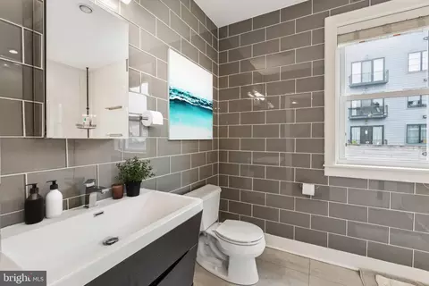 Bath - 1239 Simms Pl NE #1, Washington, DC 20002 photo 1 of 2