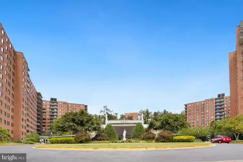 4201 Cathedral Ave NW #913W, Washington, DC 20016