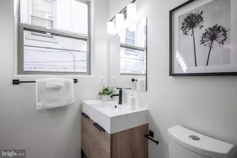 Bath - 1809 3rd St NE #1, Washington, DC 20002 photo 2 of 4