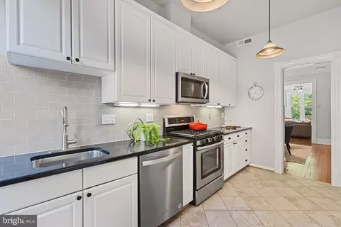 207 10th St NE, Washington, DC 20002 photo 17