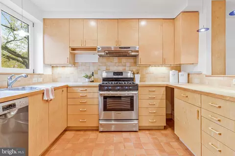 323 17th St SE, Washington, DC 20003 photo 2