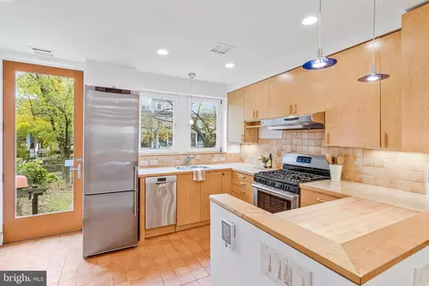 323 17th St SE, Washington, DC 20003 photo 3
