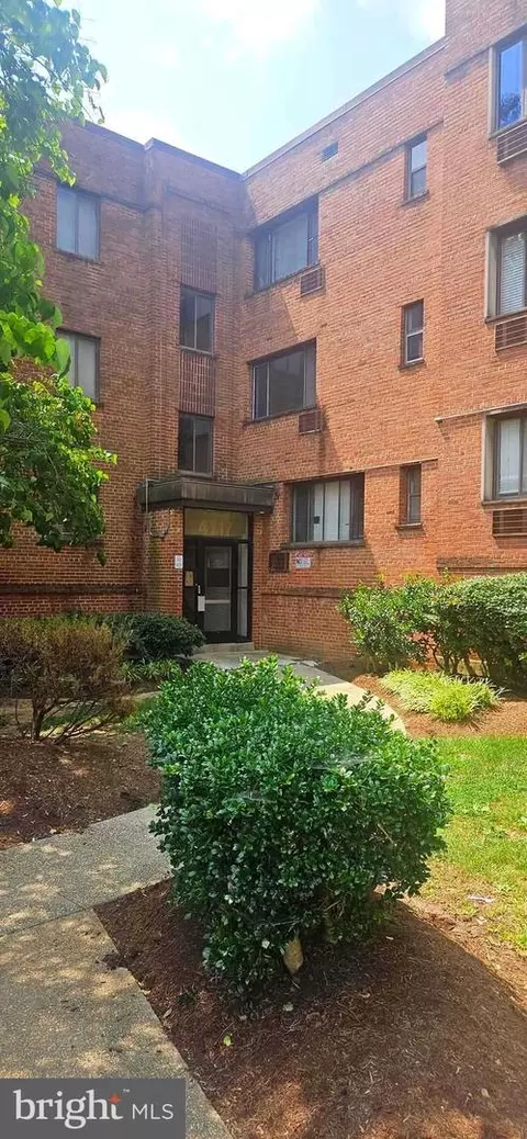 4717 1st St SW #303, Washington, DC 20032
