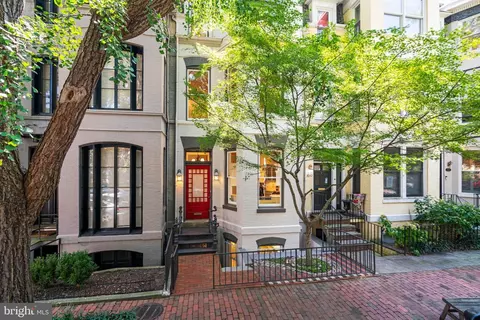 3040 Cambridge Pl NW, Washington, DC 20007