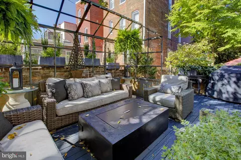 Exterior - 907 E Capitol St SE, Washington, DC 20003 photo 4 of 5