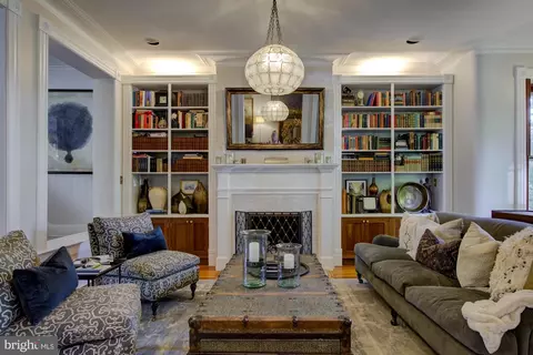 Living - 907 E Capitol St SE, Washington, DC 20003 photo 2 of 3
