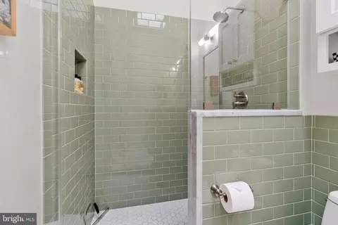 1749 Swann St NW, Washington, DC 20009 photo 24