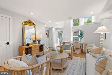 910 9th St NE #1, Washington, DC 20002