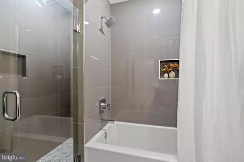Bath - 910 9th St NE #1, Washington, DC 20002 photo 4 of 6