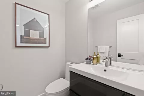 Entry Way - 910 9th St NE #1, Washington, DC 20002 photo 3 of 3