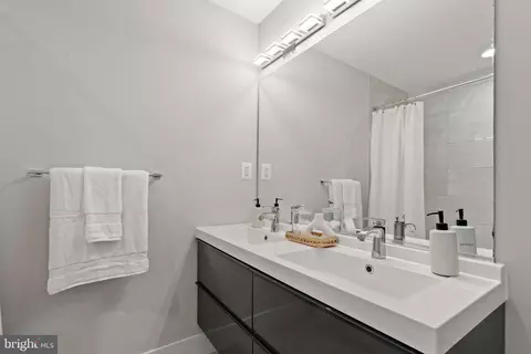 Bath - 910 9th St NE #1, Washington, DC 20002 photo 3 of 6