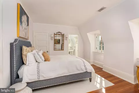 Bedroom - 2131 Bancroft Pl NW, Washington, DC 20008 photo 3 of 7