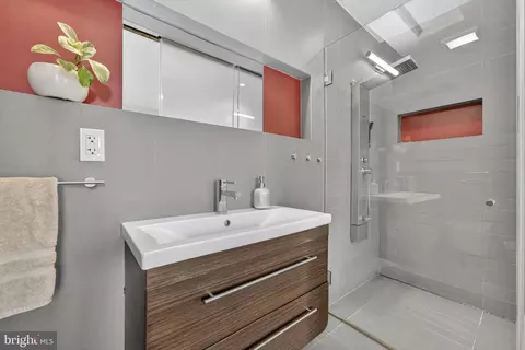 Bath - 135 13th St NE, Washington, DC 20002 photo 1 of 6