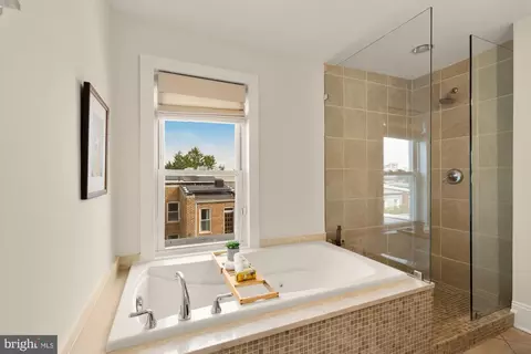 Bath - 632 Acker Pl NE, Washington, DC 20002 photo 8 of 12