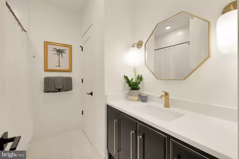 Bath - 623 14th Pl NE #D, Washington, DC 20002 photo 2 of 2