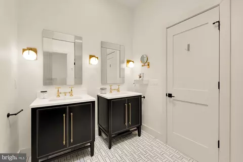 Bath - 623 14th Pl NE #D, Washington, DC 20002 photo 1 of 2