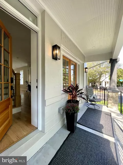 401 16th St SE, Washington, DC 20003 photo 3