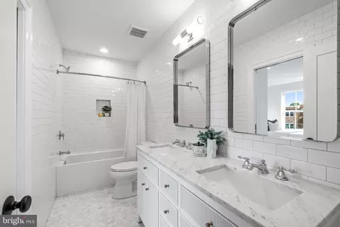Bath - 626 I St NE, Washington, DC 20002 photo 5 of 9
