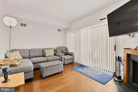 Living - 406 15th St SE, Washington, DC 20003 photo 8 of 8