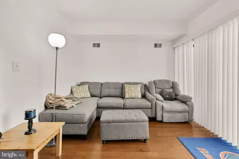 Living - 406 15th St SE, Washington, DC 20003 photo 7 of 8
