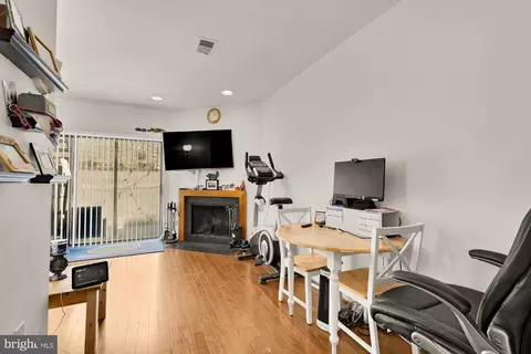 Living - 406 15th St SE, Washington, DC 20003 photo 5 of 8