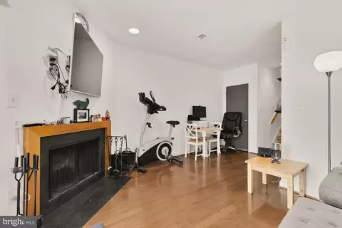 Living - 406 15th St SE, Washington, DC 20003 photo 6 of 8