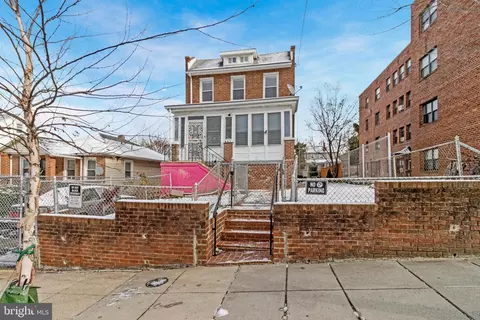 921 48th St NE, Washington, DC 20019