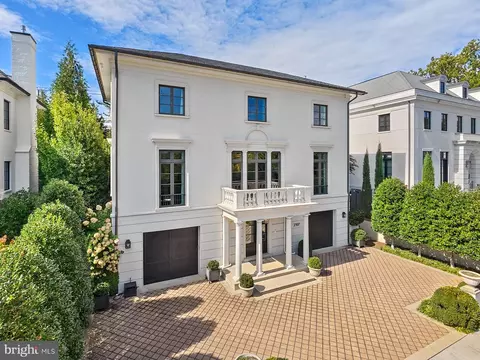 Exterior - 2107 Foxhall Rd NW, Washington, DC 20007 photo 4 of 17