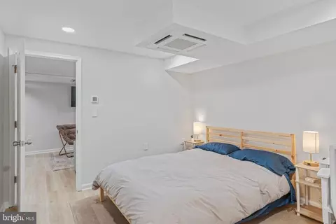 Bedroom - 2017 19th St NW, Washington, DC 20009 photo 8 of 10
