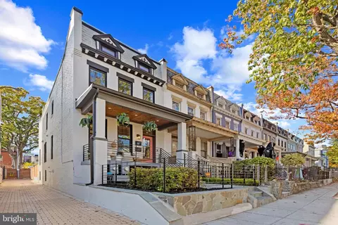 910 8th St NE, Washington, DC 20002