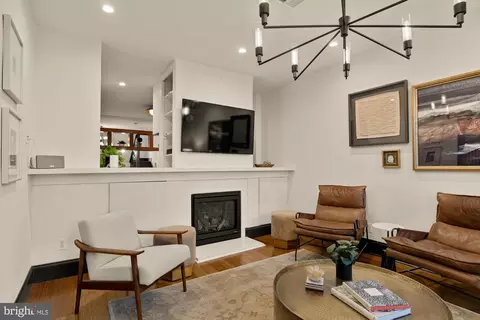Living - 951 14th St SE, Washington, DC 20003 photo 3 of 4
