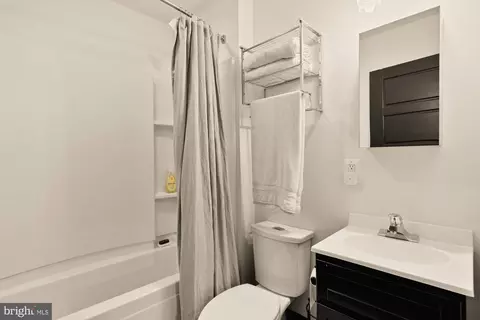 Bath - 951 14th St SE, Washington, DC 20003 photo 4 of 7