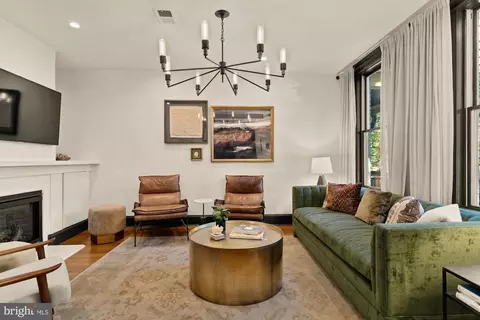 Living - 951 14th St SE, Washington, DC 20003 photo 2 of 4