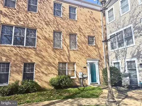 806 Hr Dr SE, Washington, DC 20032