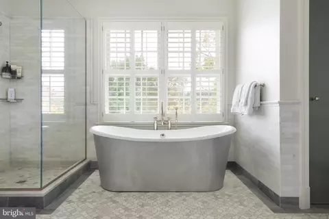 Bath - 4849 Kemble Pl NW, Washington, DC 20007 photo 2 of 7