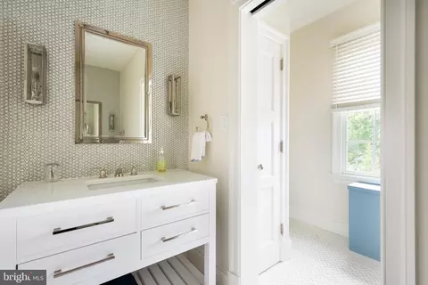 Bath - 4849 Kemble Pl NW, Washington, DC 20007 photo 5 of 7