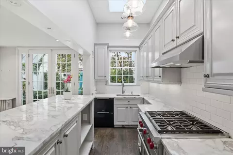3011 Dumbarton St NW, Washington, DC 20007 photo 16
