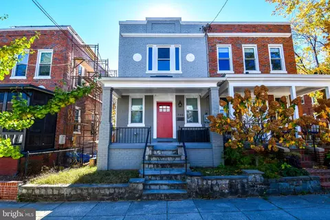 730 Roxboro Pl NW, Washington, DC 20011