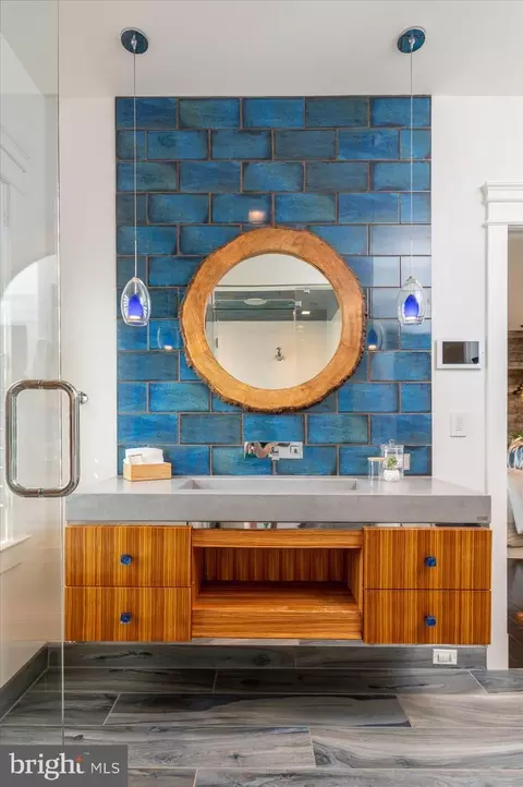Bath - 761 10th St SE, Washington, DC 20003 photo 2 of 6