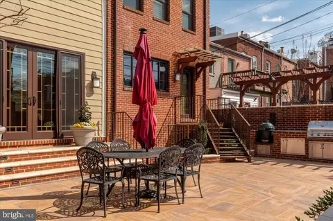 Exterior - 761 10th St SE, Washington, DC 20003 photo 5 of 10