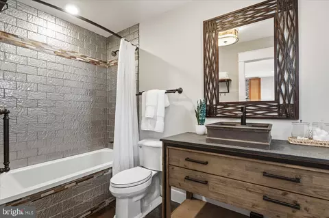 Bath - 761 10th St SE, Washington, DC 20003 photo 6 of 6