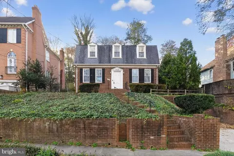 7966 W Beach Dr NW, Washington, DC 20012