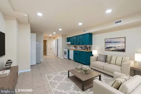 Living - 1018 11th St NE, Washington, DC 20002 photo 2 of 4