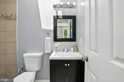 Bath - 1926 Bennett Pl NE, Washington, DC 20002 photo 2 of 3